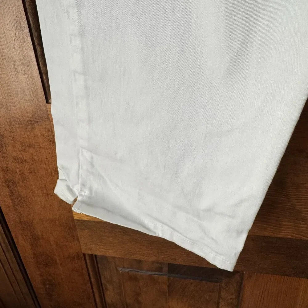 Gloria Vanderbilt pockets close vented